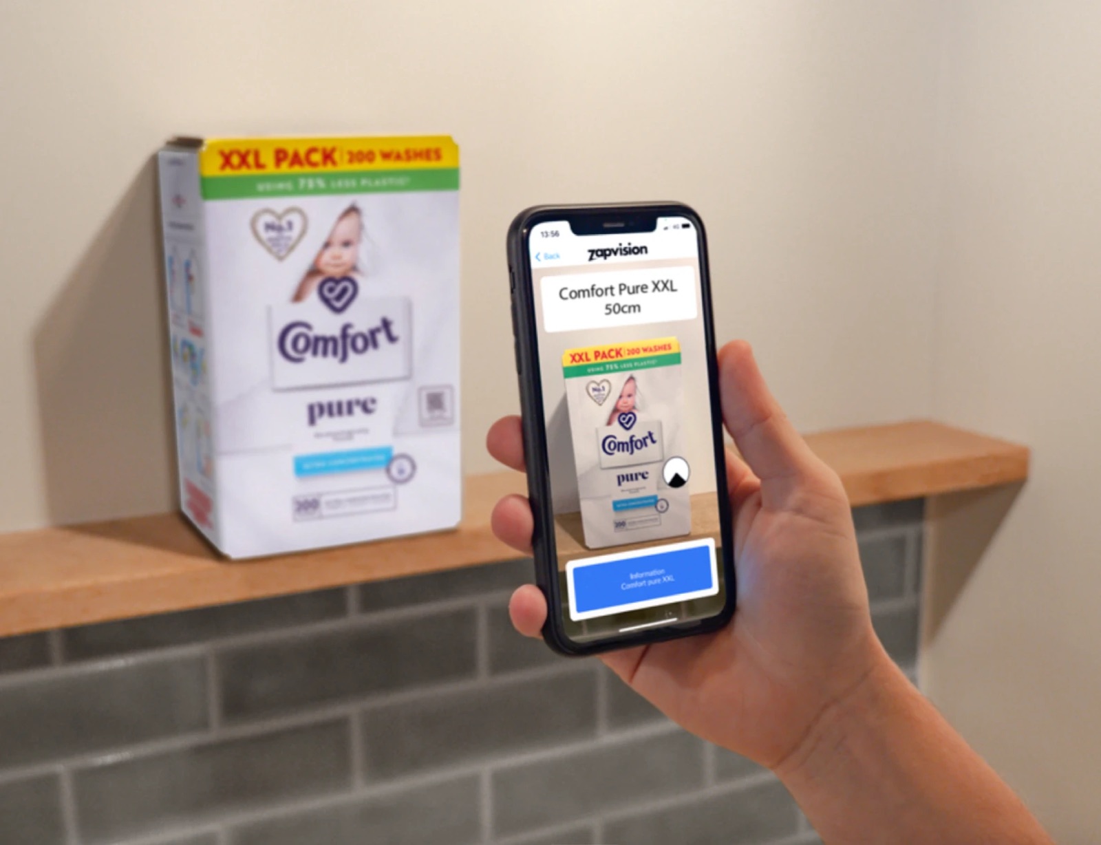 Phone pointed at a Comfort Pure XXL pack on a shelf, announcing the product name and 50cm distance